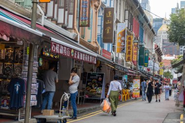 Singapur - 5 Aralık 2025: İnsanlar Singapur 'daki Çin Mahallesi' nin canlı caddesini ziyaret ediyor. Çin Mahallesi yerel yemekleri olan, festivallerde canlı olan ve hediyelik eşya sunan kültürel bir merkezdir.