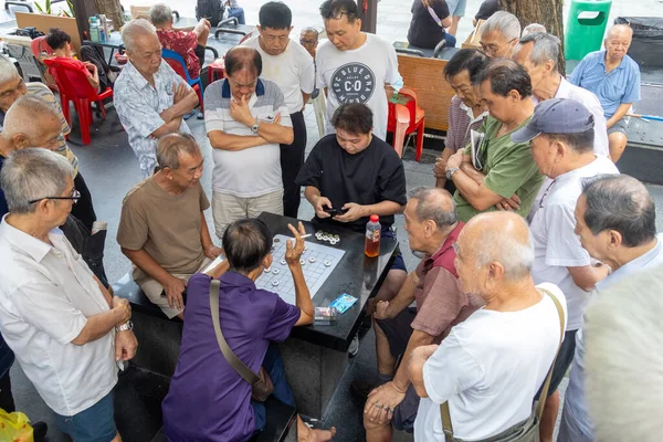 Singapur - 5 Aralık 2025: Bir grup emekli adam Çin Mahallesi, Singapur 'daki dama ya da Çin Satrancı oyunu üzerine bağ kurmaya geldi. Satranç eski nesil için önemli bir kültürel uğraş olmaya devam ediyor.