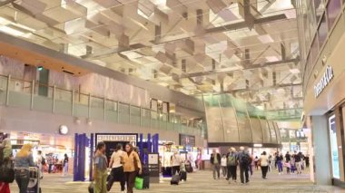 Singapur-4 Kasım 2025: Singapur Changi Havalimanı ve dünyanın dört bir yanından turistler. Changi Havaalanı dünyanın en yoğun havaalanlarından biridir.
