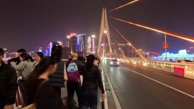 Chongqing, China- 2 Kasım 2025 Qiansimen Köprüsü ve Chongqing şehir merkezi, Çin 'in göz kamaştırıcı gece manzarası. Chongqing gece manzarası inanılmaz güzel, nefes kesici, kesinlikle görmelisiniz.