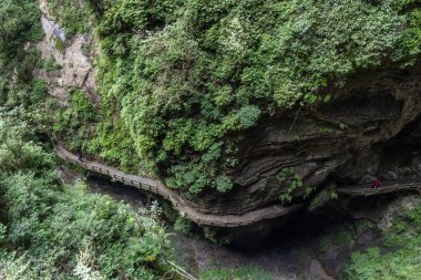 Longshuixia İlmeklenmiş Manzaralı Leke, Wulong, Çin 'de. Nefes kesici manzaralar. Özellikleri arasında derin, sarp geçitler, el değmemiş bitki örtüsü ve çağlayan su bulunur.