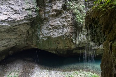 Longshuixia İlmeklenmiş Manzaralı Leke, Wulong, Çin 'de. Nefes kesici manzaralar. Özellikleri arasında derin, sarp geçitler, el değmemiş bitki örtüsü ve çağlayan su bulunur.