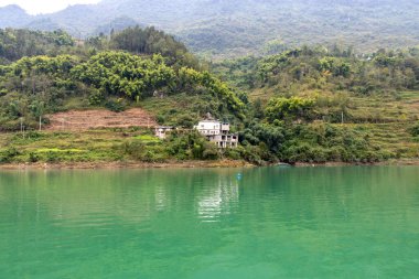Wujiang Nehri 'nin Chongqing, Çin' deki deniz yolculuğunun manzarası. Turistlere dağların ve nehirlerin güzelliğinin tadını çıkarma ve doğal manzarayı keşfetme olanağı sağlıyor.