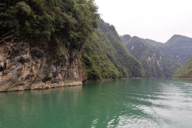 Wujiang Nehri 'nin Chongqing, Çin' deki deniz yolculuğunun manzarası. Turistlere dağların ve nehirlerin güzelliğinin tadını çıkarma ve doğal manzarayı keşfetme olanağı sağlıyor.