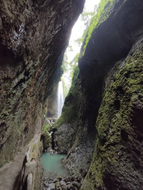 Longshuixia İlmeklenmiş Manzaralı Leke, Wulong, Çin 'de. Nefes kesici manzaralar. Özellikleri arasında derin, sarp geçitler, el değmemiş bitki örtüsü ve çağlayan su bulunur.