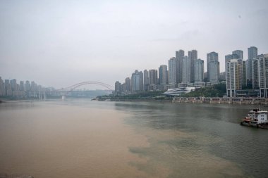 Jialing Nehri, Yangtze Nehri ile Chongqing 'de birleşir. Suyun renginin belirgin bir şekilde farklılık göstermesi dikkate değer bir manzara.