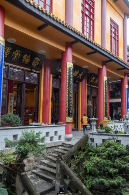 Chongqing, China- 8 Kasım 2025 Chongqing, Çin 'deki Ciyun Tapınağını ziyaret ediyorlar. Huzurlu çevresi ve geleneksel mimarisi ile tanınan tapınak, hareketli şehirden barışçıl bir geri çekilme sunuyor.