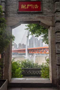 Chongqing, China- 8 Kasım 2025: Chongqing, Çin 'deki Longmenhao Old Street manzarası. Chongqing kentinin en iyi korunmuş ve en büyük tarihi ve kültürel caddelerinden biridir.