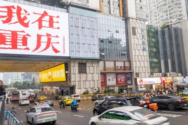 Chongqing, China- 9 Kasım 2025: Çin 'in Chongqing kentindeki Guanyinqiao Pedestrian Caddesi' nde turistlerin Hello Chongqing fotoğrafını çektiği ünlü fotoğraf mekanı. Yoğun trafik varken