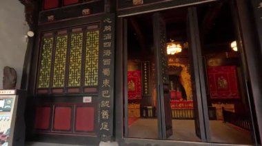 Chongqing, China- 3 Kasım 2025: Çin 'in Chongqing şehrindeki Huguang Lonca Salonu' nun antik mimarisi. Geleneksel ibadet ve toplanma rollerini koruyorlar..