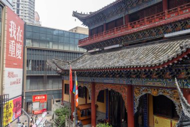 Chongqing, China- 11 Kasım 2025: Chongqing, Çin 'deki Louhan tapınağının güzel mimarisi. Bu antik tapınak çevresine katıksız ve büyüleyici bir zıtlık sunuyor.