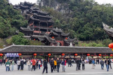Pengshui, Çin - 5 Kasım 2025: Chongqing 'deki Chiyou Jiuli şehri. Miao halkının tarihini, geleneklerini ve mimarisini gözler önüne seren Pengshui County 'deki büyük ölçekli bir Miao etnik kültür kompleksi.