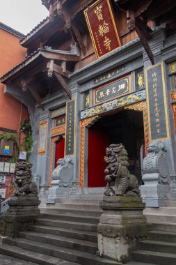 Chongqing, Çin - 11 Kasım 2025: Çin 'in Chongqing kentindeki Ciqikou Baol Tapınağı' nın güzel mimarisi. Büyük mimarisi ve kutsal Buda heykelleriyle bilinen tarihi bir Budist tapınağıdır.