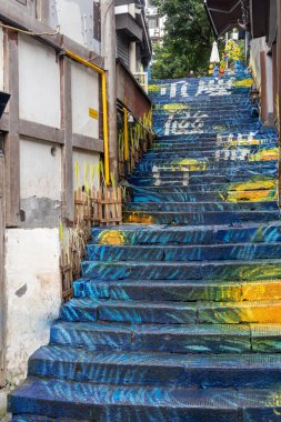 Chongqing, China- 11 Kasım 2025: Chongqing, Çin 'deki Ciqikou Antik Kasabası' nda renkli merdiven. Sokak yemekleri ve yerel atıştırmalıklarla dolu eski ve canlı bir kasabadır.,