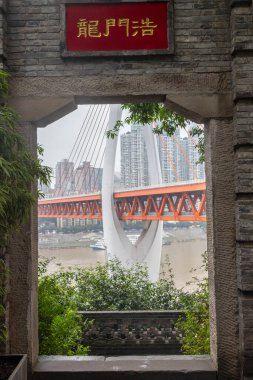Chongqing, China- 8 Kasım 2025: Chongqing, Çin 'deki Longmenhao Old Street manzarası. Chongqing kentinin en iyi korunmuş ve en büyük tarihi ve kültürel caddelerinden biridir.