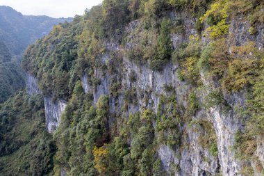 Wulong Karst Jeoloji Parkı, Chongqing, Çin 'de bulunan üç doğal köprü derin bir kanyonda bulunan doğal kireçtaşı kemerleridir..