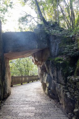 Çin, Chongqing 'deki Wulong Ulusal Jeoloji Parkı' ndaki uçurum boyunca yürüme yolu. Wulong Karst Ulusal Jeoloji Parkı 'ndaki Üç Doğal Köprü yürüyüş parkında çok sayıda merdiven ve düzensiz arazi bulunmaktadır.