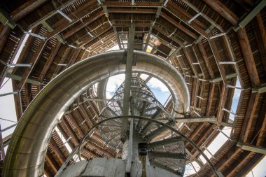 Wulong Chongqing, Çin 'deki Peri Dağı Ulusal Orman Parkı' nda Orman Gözü. Çevredeki bölgenin panoramik görüntülerini sunan spiral şekilli bir cazibedir..
