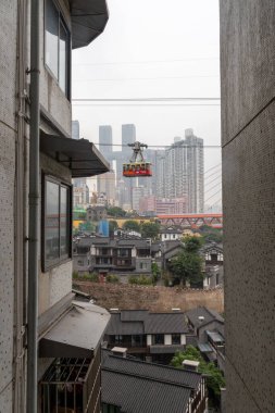 Chongqing, China- 3 Kasım 2025 Chongqing Yangtze Nehri Cableway 'in kablo arabası Chongqing, Çin' de nehri geçiyor. Turistlerin ziyaret etmesi gereken bir yer haline geldi.