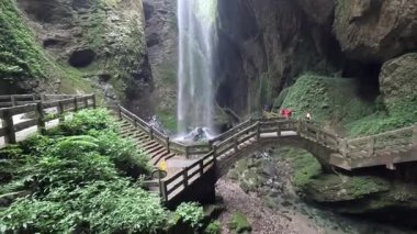 Longshuixia İlmeklenmiş Manzaralı Leke, Wulong, Çin 'de. Nefes kesici manzaralar. Özellikleri arasında derin, sarp geçitler, el değmemiş bitki örtüsü ve çağlayan su bulunur.