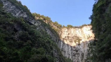 Chongqing, Çin 'deki Wulong Ulusal Jeoloji Parkı. Vadi sarp kayalıklara, yemyeşil bitki örtüsüne ve serin atmosfere sahip. Bu da onu ziyaretçiler için büyüleyici bir yer haline getiriyor.
