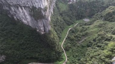 Chongqing, Çin 'deki Wulong Ulusal Jeoloji Parkı. Vadi sarp kayalıklara, yemyeşil bitki örtüsüne ve serin atmosfere sahip. Bu da onu ziyaretçiler için büyüleyici bir yer haline getiriyor.