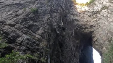 Chongqing, Çin 'deki Wulong Ulusal Jeoloji Parkı. Vadi sarp kayalıklara, yemyeşil bitki örtüsüne ve serin atmosfere sahip. Bu da onu ziyaretçiler için büyüleyici bir yer haline getiriyor.