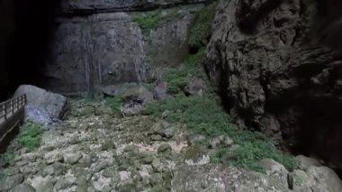 Chongqing, Çin 'deki Wulong Ulusal Jeoloji Parkı. Vadi sarp kayalıklara, yemyeşil bitki örtüsüne ve serin atmosfere sahip. Bu da onu ziyaretçiler için büyüleyici bir yer haline getiriyor.