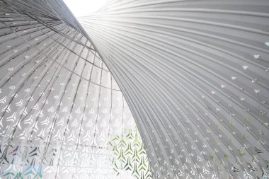 Chongqing, Çin 'deki Yüzük Alışveriş Merkezi' nin dışındaki Işık ve Gölge Nautilus sanat yapısı. Nautilus kabuğuna benzeyen büyük, sarmal bir metal yapıdır.