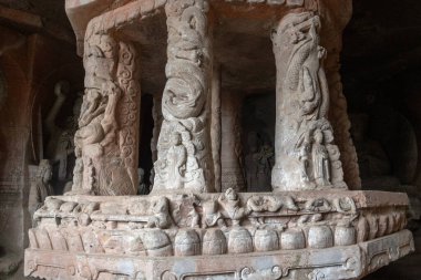 Dönen Tekerlek Sutra Depolama Mağarası, Çin 'in Dazu kentindeki Beishan Kaya Oymacılığı' nda sanatsal başarının zirvesi. Beishan Kaya oymaları Çin 'deki en değerli tarihi eser deposudur.