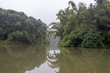 Çin 'in Chongqing bölgesindeki Dazu bölgesinde Longshui Gölü Turist Resort' u. Longshui Su Koruma Alanı Sahne Mekanı büyük bir insan yapımı rezervuar.