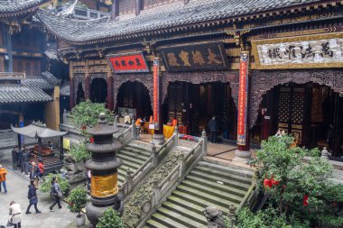 Chongqing, China- 2 Kasım 2025: Chongqing, Çin 'deki Louhan Tapınağı' nın Büyük Salonu. Kuzey Song Hanedanlığında inşa edilmiş, geleneksel mimarisi olan ulusal bir Budist tapınağıdır.