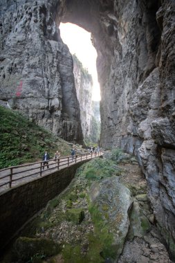 Wulong, Çin-4 Kasım 2025, Wulong Karst Jeoloji Parkı 'ndaki Heilong Köprüsü veya Kara Ejder Köprüsü. Muhtemelen en görkemli, geniş bir ana girişi ve derin mağarası var.