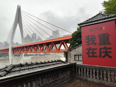 Chongqing, China- 8 Kasım 2025: Chongqing, Çin 'deki Longmenhao Old Street manzarası. Chongqing kentinin en iyi korunmuş ve en büyük tarihi ve kültürel caddelerinden biridir.