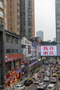 Chongqing, China- 9 Kasım 2025: Çin 'in Chongqing kentindeki Guanyinqiao Pedestrian Caddesi' nde turistlerin Hello Chongqing fotoğrafını çektiği ünlü fotoğraf mekanı. Yoğun trafik varken