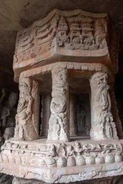 Dönen Tekerlek Sutra Depolama Mağarası, Çin 'in Dazu kentindeki Beishan Kaya Oymacılığı' nda sanatsal başarının zirvesi. Beishan Kaya oymaları Çin 'deki en değerli tarihi eser deposudur.