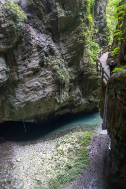 Longshuixia İlmeklenmiş Manzaralı Leke, Wulong, Çin 'de. Nefes kesici manzaralar. Özellikleri arasında derin, sarp geçitler, el değmemiş bitki örtüsü ve çağlayan su bulunur.