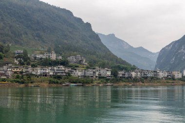 Çin, Chongqing 'de Wujiang Nehri gezisi. Turistlere dağların ve nehirlerin güzelliğinin tadını çıkarma ve doğal manzarayı keşfetme olanağı sağlıyor.