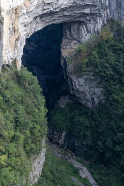 Wulong Karst Jeoloji Parkı 'ndaki Kutsal Ejder Köprüsü, Chongqing. Uçsuz bucaksız kemeri ve görkemli görüntüsüyle karst manzarasının muhteşem manzarasını sunar.