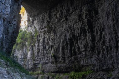 Wulong Karst Jeoloji Parkı 'ndaki Kutsal Ejder Köprüsü, Chongqing. Uçsuz bucaksız kemeri ve görkemli görüntüsüyle karst manzarasının muhteşem manzarasını sunar.