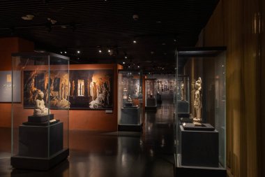 Dazu, Çin - 6 Kasım 2025: Çin 'in Chongqing kentindeki Dazu Taş Oyma Müzesi' nde antik taş koleksiyonu yapmak için can atıyor. Müze çok sayıda değerli taş oyma kültürel kalıntılara ev sahipliği yapıyor.