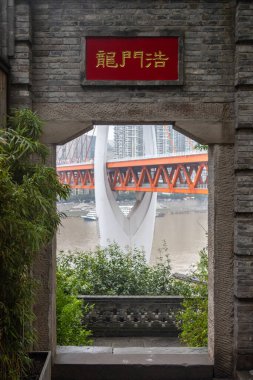 Chongqing, China- 8 Kasım 2025: Chongqing, Çin 'deki Longmenhao Old Street manzarası. Chongqing kentinin en iyi korunmuş ve en büyük tarihi ve kültürel caddelerinden biridir.