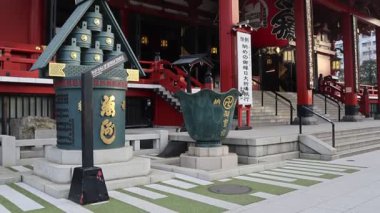 Tokyo, Japonya - 16 Aralık 2025: Tokyo, Japonya 'daki güzel Sensoji tapınağı. Senso-ji 628 yılında kuruldu ve Tokyo 'daki en eski tapınak oldu.