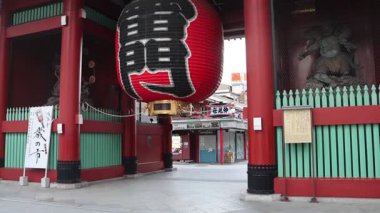Tokyo, Japonya - 16 Aralık 2025 Kaminarimon veya Thunder Gate, Sensoji Tapınağı 'nın ana girişi. Tokyo, Japonya 'daki Asakusa' nın simgesi. Kanji ile yazılmış Kaminarimon 'lu etkileyici dev kırmızı kağıt fener.