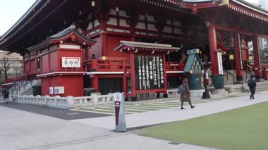 Tokyo, Japonya - 16 Aralık 2025: Tokyo, Japonya 'daki güzel Sensoji tapınağı. Senso-ji 628 yılında kuruldu ve Tokyo 'daki en eski tapınak oldu.