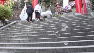 Enoshima, Japonya-17 Aralık 2025: Enoshima Tapınağı Büyük Torii. Ölümlü diyardan ilahi diyara geçişi gösteren çarpıcı bir kırmızı kapıdır..