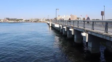 Enoshima, Japonya-17 Aralık 2025: Enoshima Benten Köprüsü adayı anakaraya bağlayan köprü. Yayalara Shonan kıyı şeridini nefes kesen manzaralı manzaralı manzaralı bir patika sunuyor..