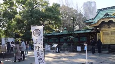 Tokyo, Japonya - 17 Aralık 2025 Ueno Toshogu Tapınağı Tokyo 'daki Ueno Park' ın içinde. Japon dini Shinto 'nun 1627 yılında Tokugawa Ieyasu' nun anısına inşa edilmiş bir tapınak.