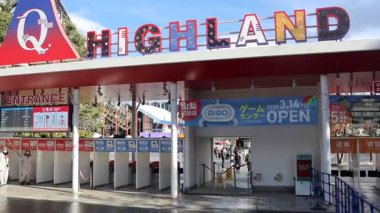 Fujiyoshida, Japonya - 21 Aralık 2025: Fuji-Q Highland girişi, Japonya. Fuji-Q Highland bir eğlence parkı. Heyecan arayanlar ve aileler için önemli bir yerdir ve çeşitli ekstrem yolculuklar sunar..
