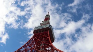 Tokyo, Japonya - 22 Aralık 2025 Japonya 'da ikonik Tokyo Kulesi. Bu turuncu-kırmızı radyo kulesi uzun yıllar boyunca Tokyo 'nun ufuk çizgisini ve en popüler turistik noktasını tanımladı.